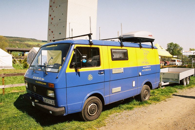 F1000027